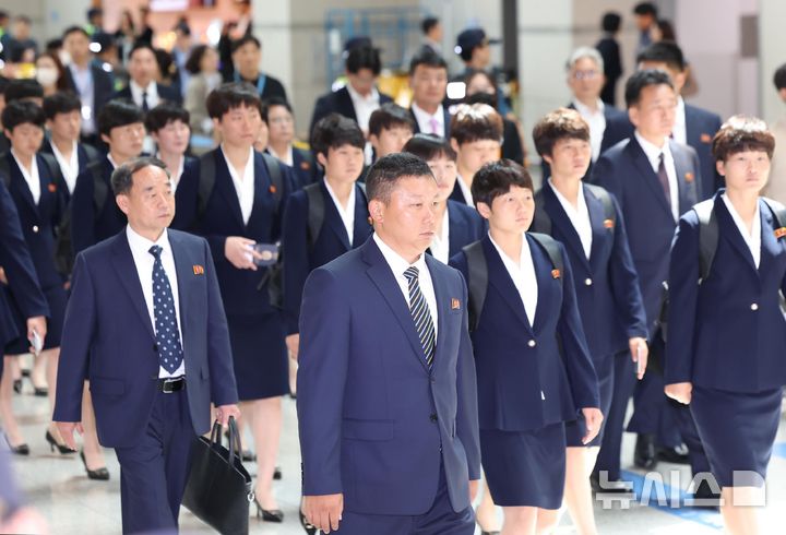 한국 떠나는 리유일 감독과 선수단