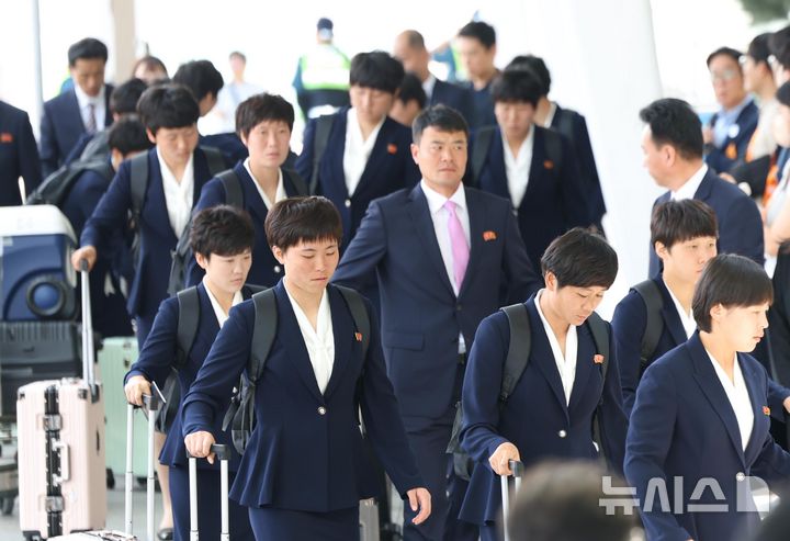 우승 트로피와 함께 떠나는 내고향여자축구단