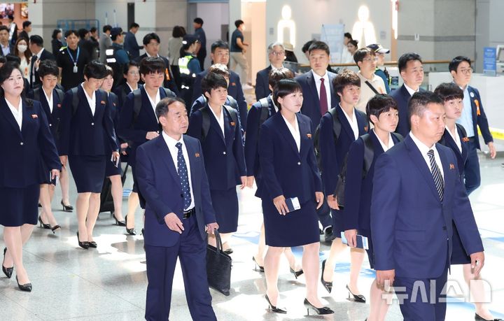 인천공항 도착한 北 내고향여자축구단
