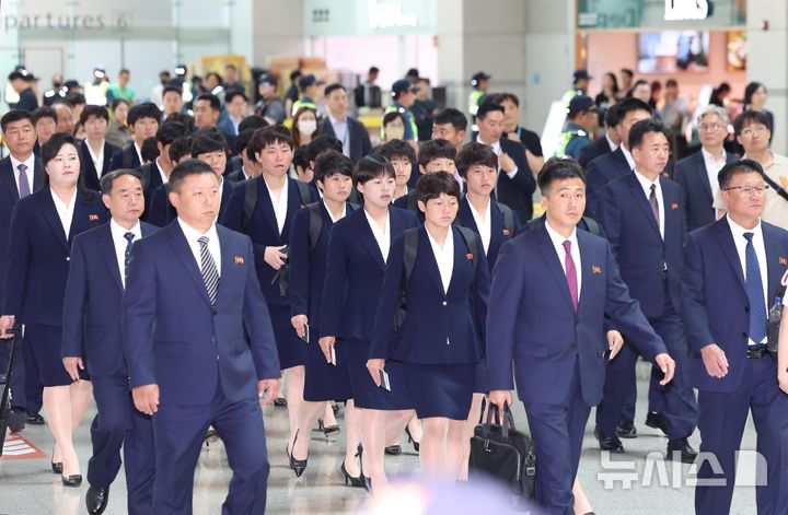 北 내고향여자축구단, AWCL 우승트로피와 함께 출국 [뉴시스Pic]