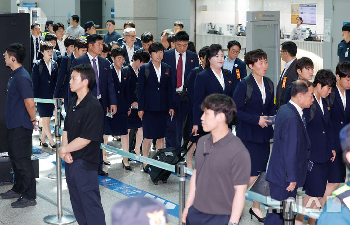 우승 트로피와 함께 떠나는 내고향여자축구단