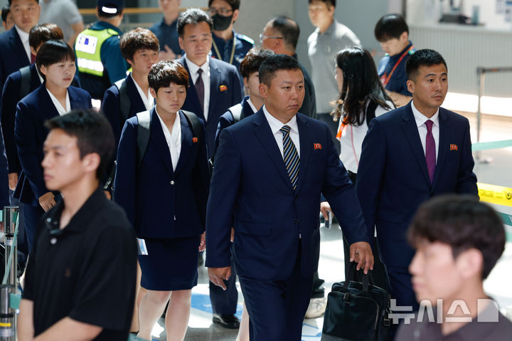 우승 트로피와 함께 떠나는 내고향여자축구단