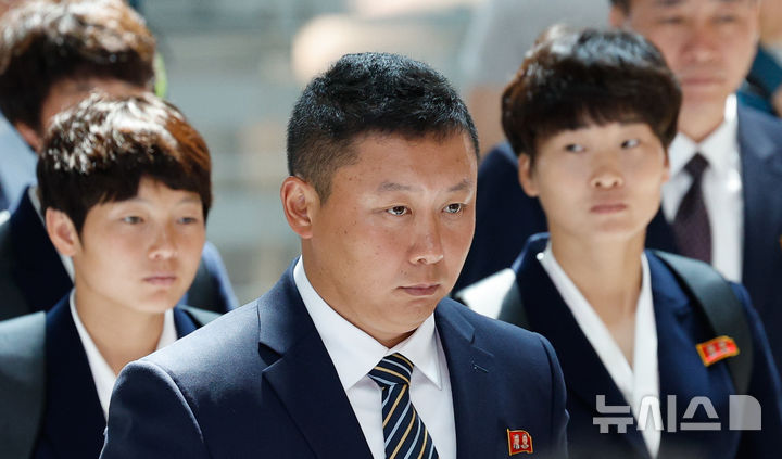 출국하는 내고향 리유일 감독과 김경영