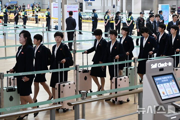 출국 수속 밟는 내고향여자축구단