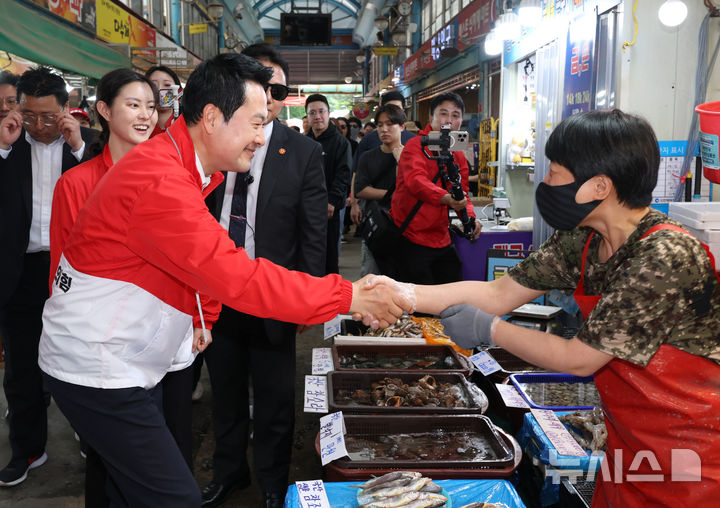 인천 옥련시장 찾은 장동혁 대표