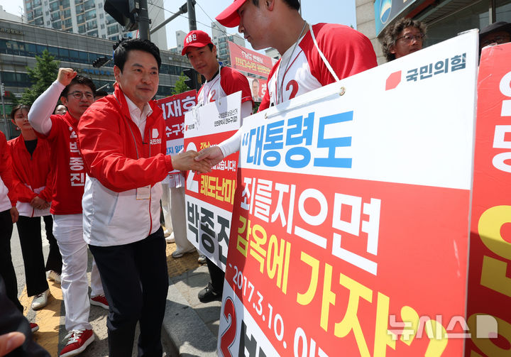 선거운동원들과 인사 나누는 장동혁 대표