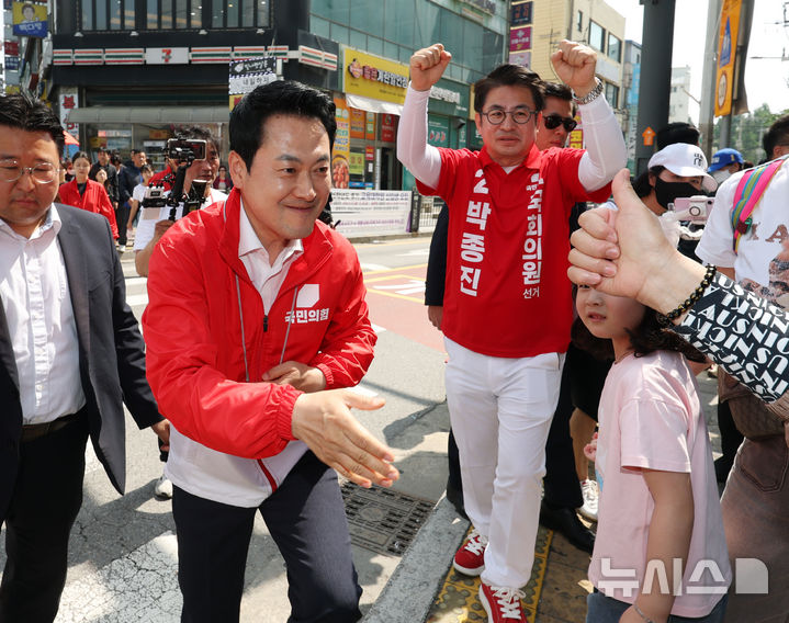 인천 연수구민들과 인사 나누는 장동혁 대표