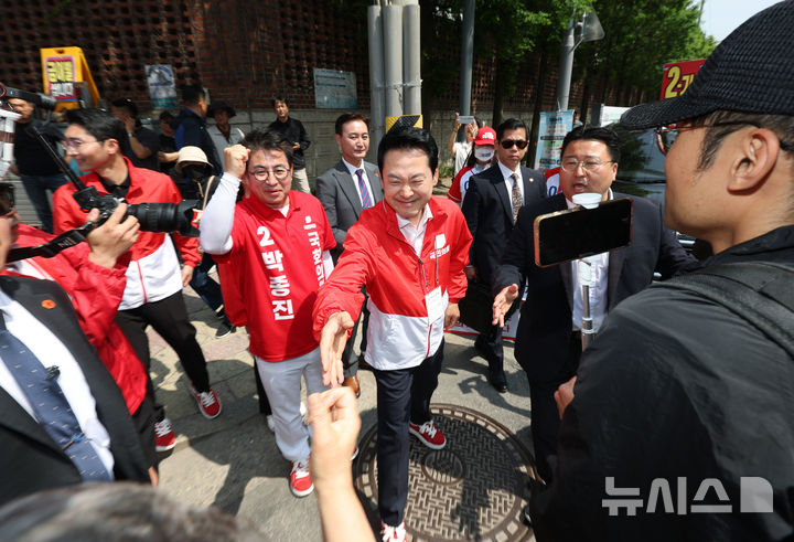 인천 연수구민들과 인사 나누는 장동혁 대표