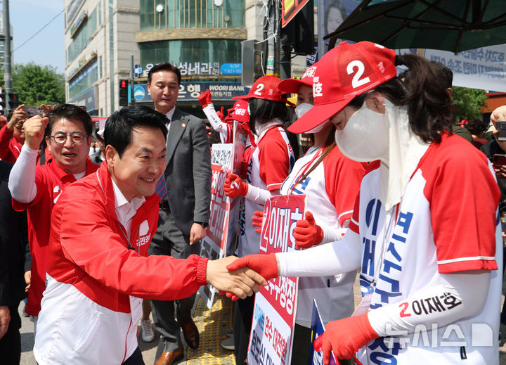 선거운동원들과 인사 나누는 장동혁 대표