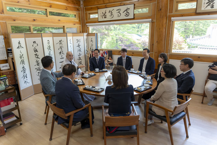 정념 스님과 차담회 하는 우상호 후보