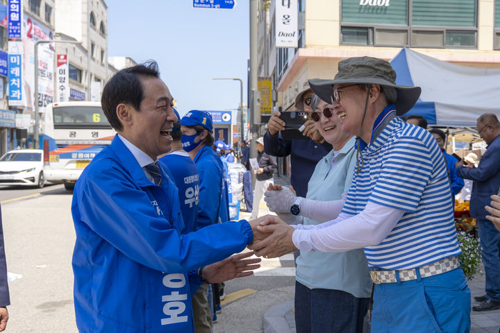 도민과 인사하는 우상호 후보