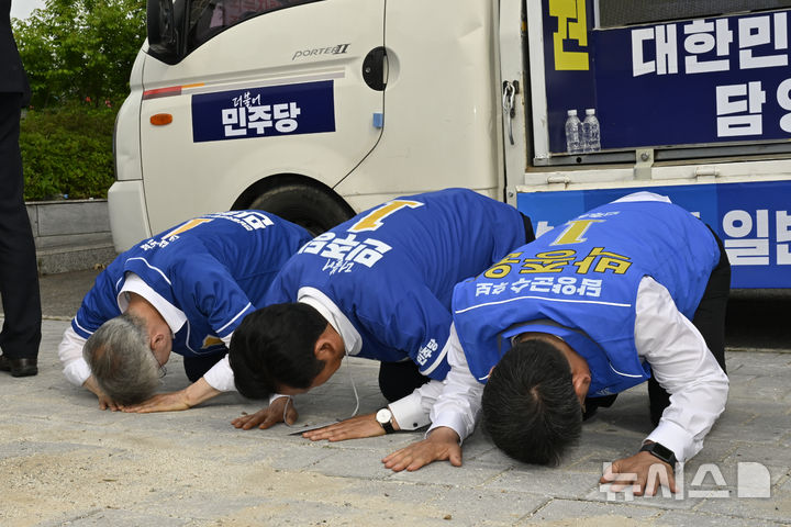 담양서 큰절하는 정청래 대표