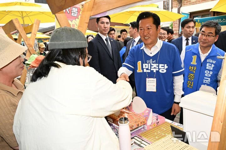 담양서 시장 상인들 만나는 정청래 대표