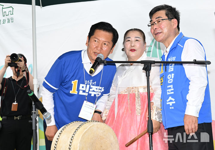 담양시장서 창 부르는 정청래 대표