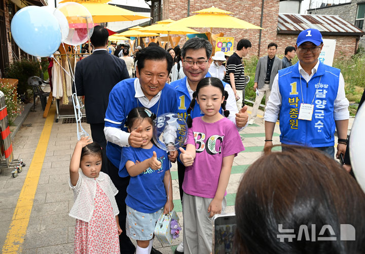 담양시장서 기념사진 찍는 정청래 대표