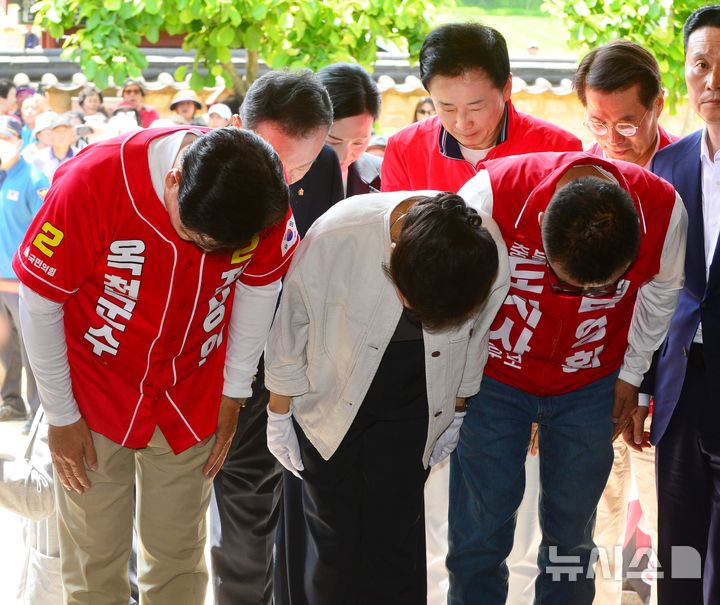 육영수 생가 찾은 박근혜 전 대통령
