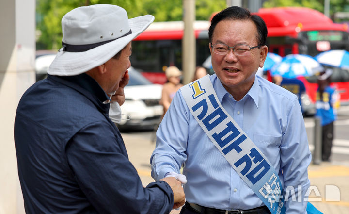 시민과 대화 나누는 김부겸 후보