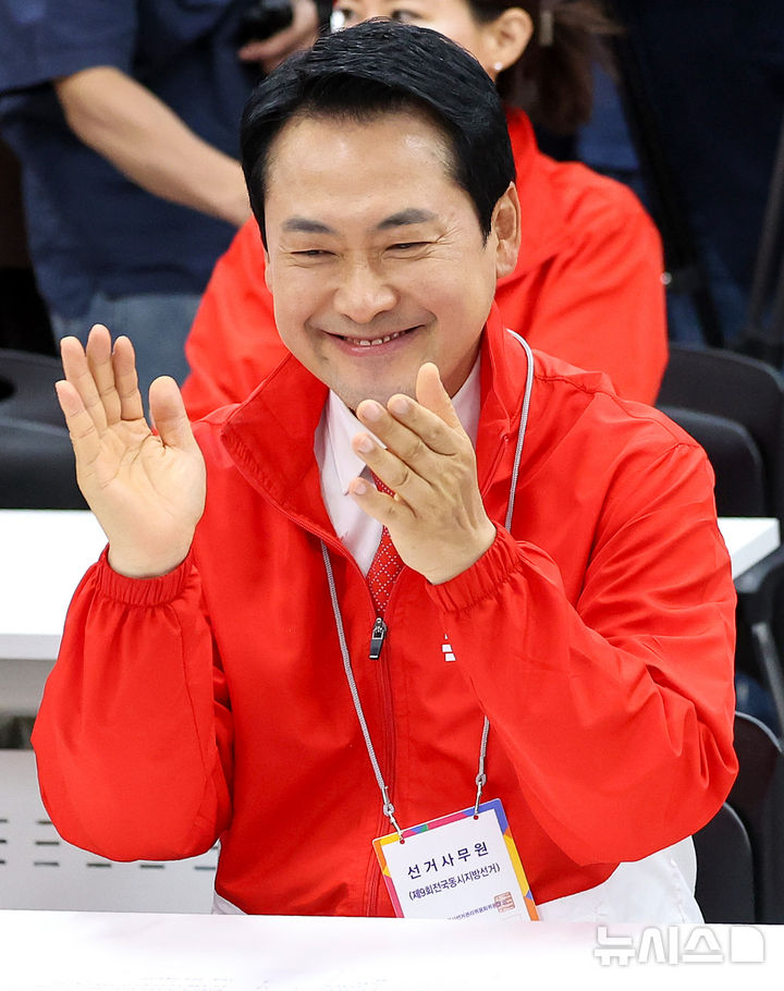 박수치는 장동혁 대표