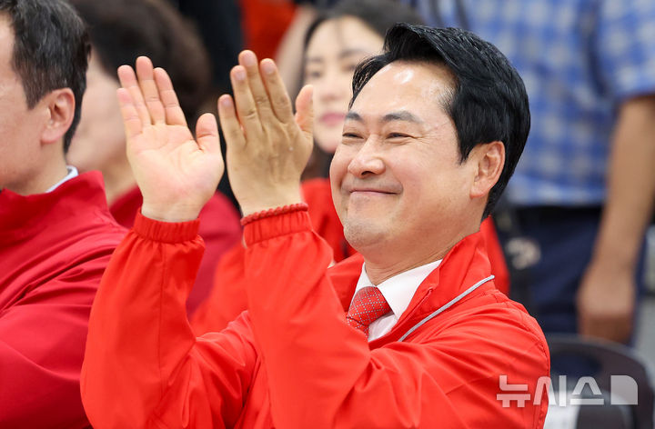 박수치는 장동혁 대표
