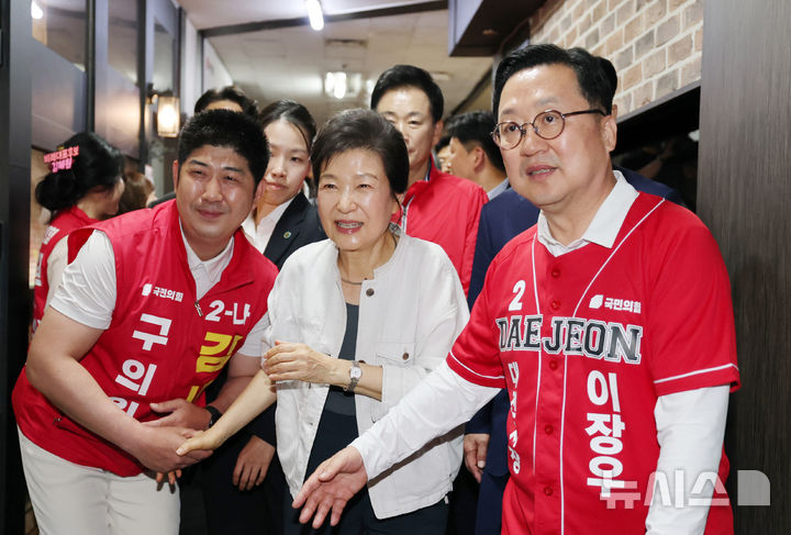 이장우 대전시장 후보 캠프 찾은 박근혜