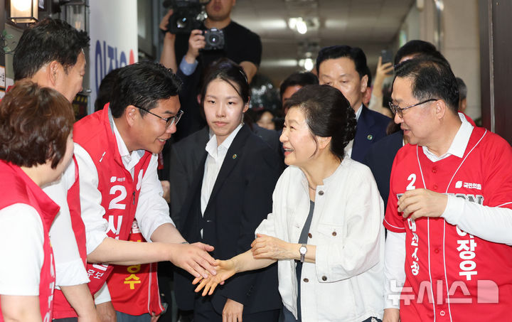박근혜 전 대통령, 이장우 대전시장 후보 캠프 방문