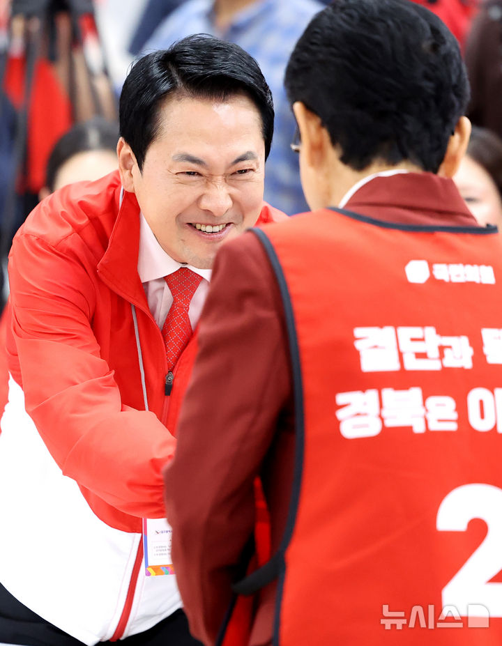 이철우 경북도시자 후보와 악수하는 장동혁 대표