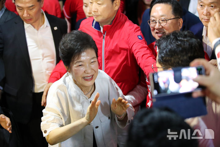 이장우 대전시장 후보 캠프 찾은 박근혜