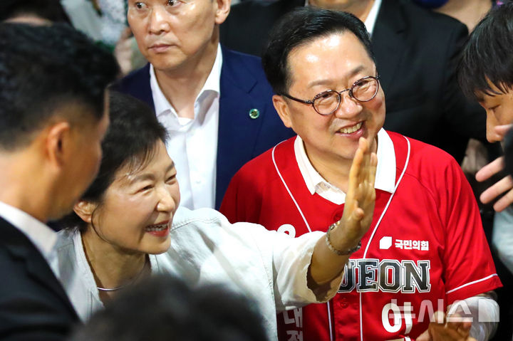 이장우 대전시장 후보 캠프 찾은 박근혜