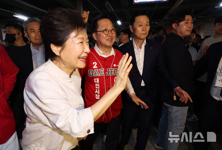 이장우 대전시장 후보 캠프 찾은 박근혜