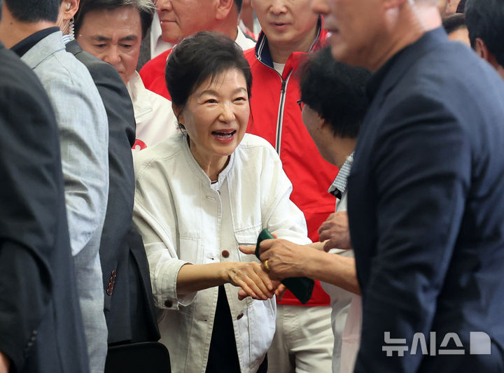 공주 산성시장에서 악수하는 박근혜 전 대통령