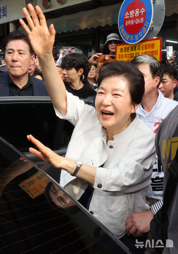공주 산성시장 찾은 박근혜 전 대통령
