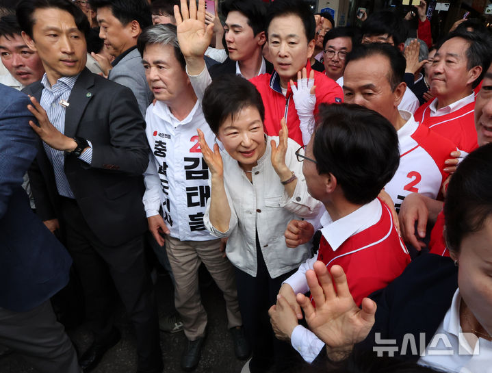 박근혜 전 대통령, 국민의힘 지방선거 후보들과 함께