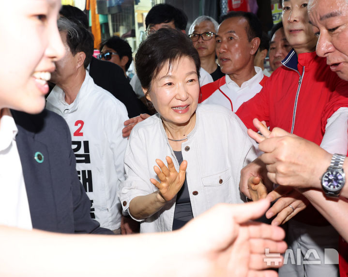 시민들에게 손 흔들며 인사하는 박근혜 전 대통령
