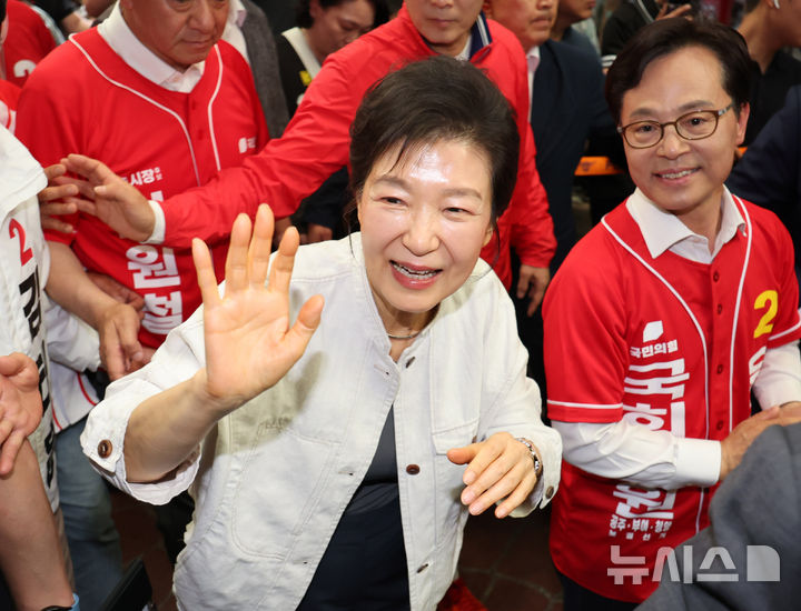 박근혜 전 대통령, 공주 산성시장 찾아 인사