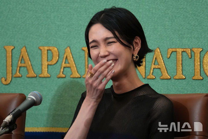 기자회견 중 웃음 터진 오카모토