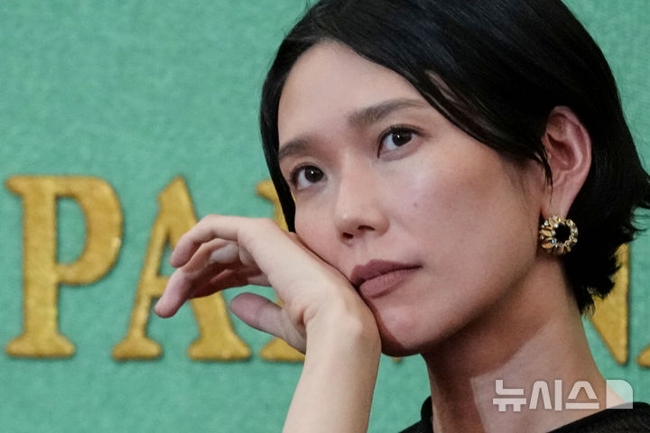 기자회견하는 '일본 첫 여우주연상' 오카모토 타오