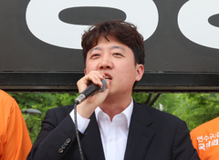 이준석 "후보자 벽보 AI에 집어넣어 중국어로 바꿔 유포…전원 선관위 고발"