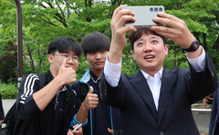 셀카 찍는 이준석 대표