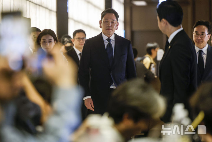 대국민 사과 기자회견 참석하는 정용진 회장