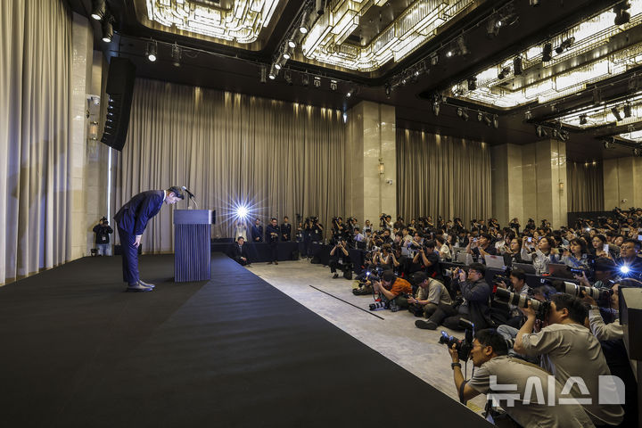 고개 숙인 정용진 회장