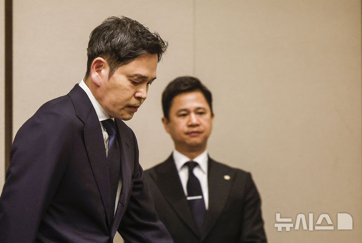 대국민 사과 기자회견 참석하는 정용진 회장