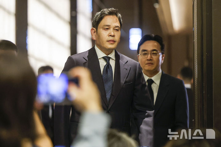 대국민 사과 기자회견 참석하는 정용진 회장