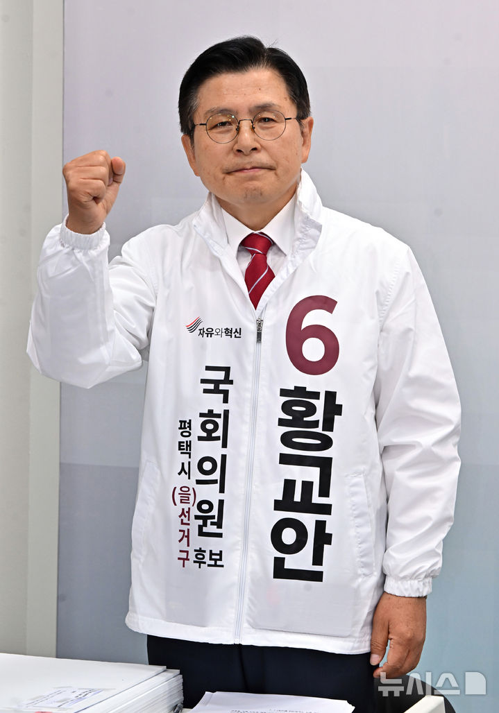 기념촬영하는 황교안 자유와 혁신 후보