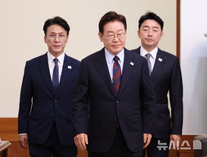 국무회의 입장하는 이재명 대통령