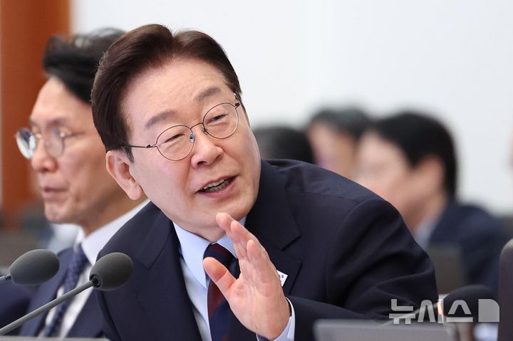 [李정부 1년]대국민 소통 강화한 이 대통령…첫 국무회의 생중계·기자회견·SNS 등 전방위 활용