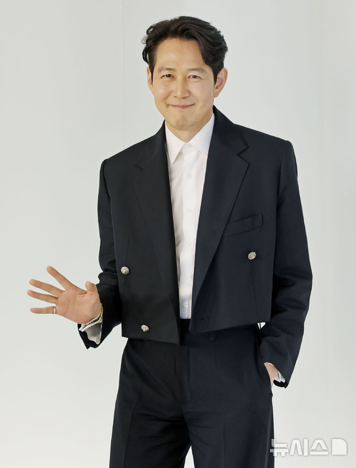 손인사하는 이정재