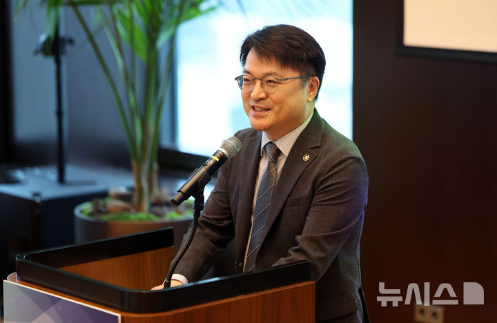 K-뉴딜 아카데미 기업·청년 간담회 인사말하는 문신학 산업부 차관