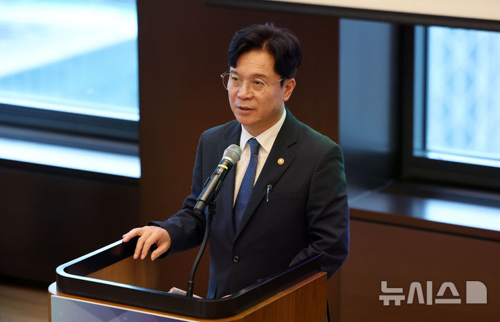 인사말하는 김영훈 고용노동부 장관