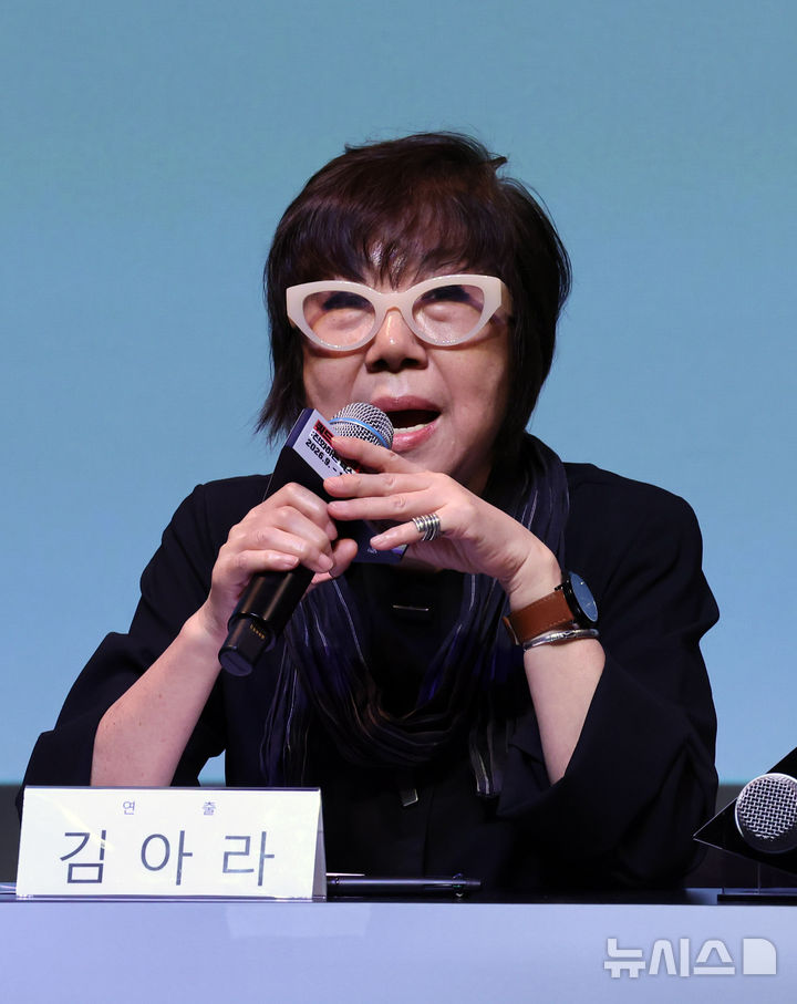 발언하는 김아라 연출가