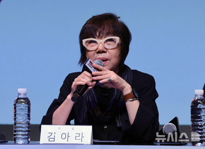 발언하는 김아라 연출가
